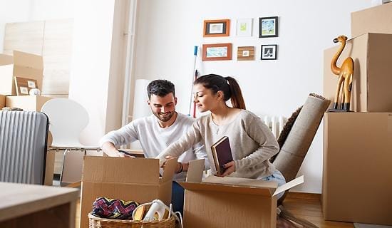 Couple déballant des cartons après un déménagement avec TOP8